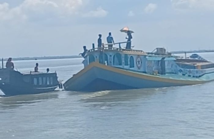 কিশোরগঞ্জের নৌপথে চলছে চাঁদাবাজি বসে নেই হিজড়া সম্প্রদায় 