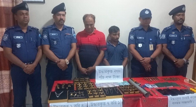 ফরিদগঞ্জে স্বর্ণ চুরির ঘটনায় দুই আসামি গ্রেফতার, স্বর্ণালংকার ও নগদ টাকা উদ্ধার