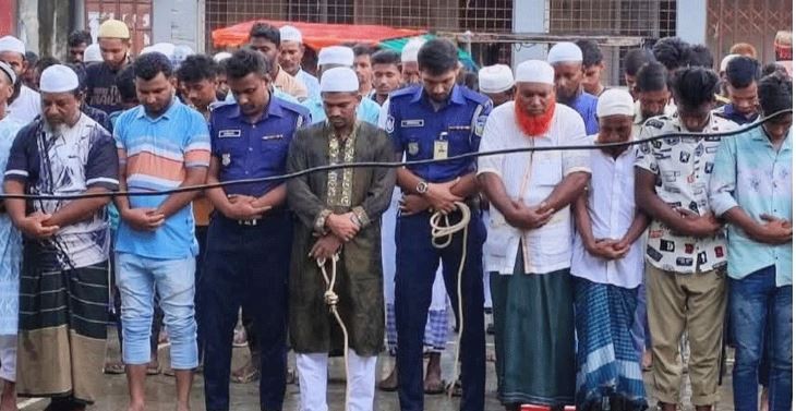 ৮ ঘণ্টার প্যারোলে মুক্তি, হাতকড়াসহ বাবার জানাজায় যুবলীগ নেতা