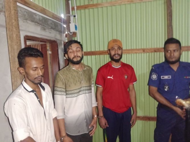 ফরিদপুরে লকডাউনকে ঘিরে বিপুল পরিমাণ বোমা-ককটেল ও বিস্ফোরক উদ্ধার, আটক ৩