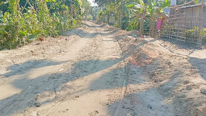 কালীগঞ্জে এলজিইডি'র সড়ক নির্মাণে ব্যবহার করা হচ্ছে অতি নিম্নমানের সামগ্রী