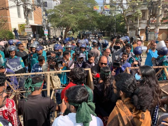 ভারতীয় সহকারী হাইকমিশন ঘেরাও করতে গিয়ে রাজশাহীতে পুলিশ–বিক্ষোভকারীদের সংঘর্ষ