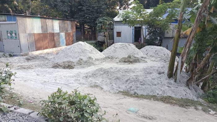ফরিদপুরে রেলওয়ের জায়গায় বালু ভরাট করে অবৈধভাবে দখলের অভিযোগ