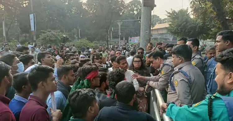পাঁচ ঘণ্টার অবরোধেও অনড় শিক্ষার্থীরা, পুলিশের আলোচনার পরামর্শ প্রত্যাখ্যান