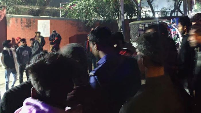 রাজবাড়ী কারাগার ফটকের সামনে জামিনে মুক্তির পর যুবককে লক্ষ্য করে গুলি