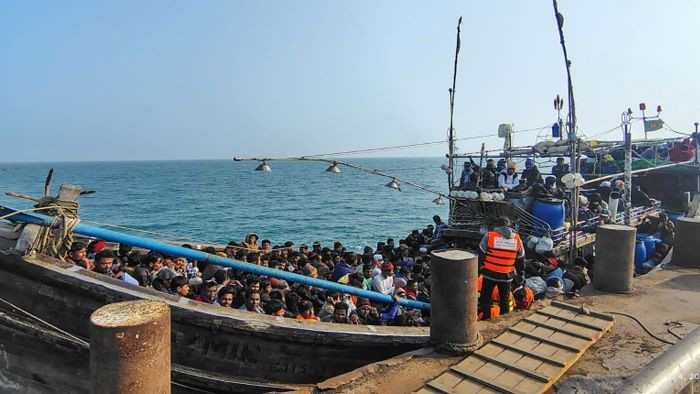 সেন্টমার্টিন জলসীমায়ক ২৭৩ জনকে আটক করল নৌবাহিনী