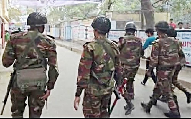 ভোট শেষে কেন্দ্রের আশপাশে সতর্ক অবস্থানে আইনশৃঙ্খলা বাহিনী