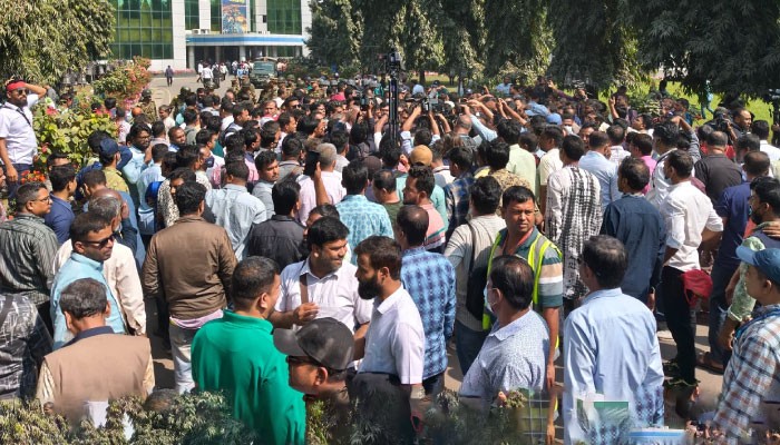 ৬ দিনে ৮ হাজার কোটি টাকার ব্যবসা আটকে, চট্টগ্রাম বন্দর সচল হবে শুক্রবার থেকে
