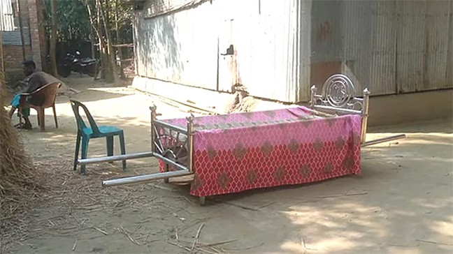 সম্পত্তি নিয়ে বিরোধে ৩০ ঘণ্টা আটকে ছিল বাবার মরদেহ, সমঝোতার পর দাফন