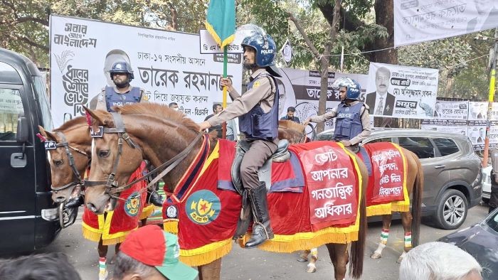 রাজধানীতে ডিএমপির অশ্বারোহী দলের টহল, কেন্দ্রে কেন্দ্রে উৎসবের আমেজ
