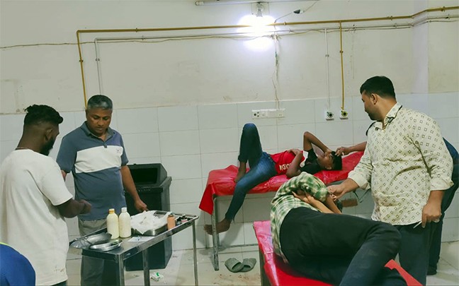 কুকুরকে ঢিল মারা নিয়ে দফায় দফায় সংঘর্ষ-ভাঙচুর, আহত ২০