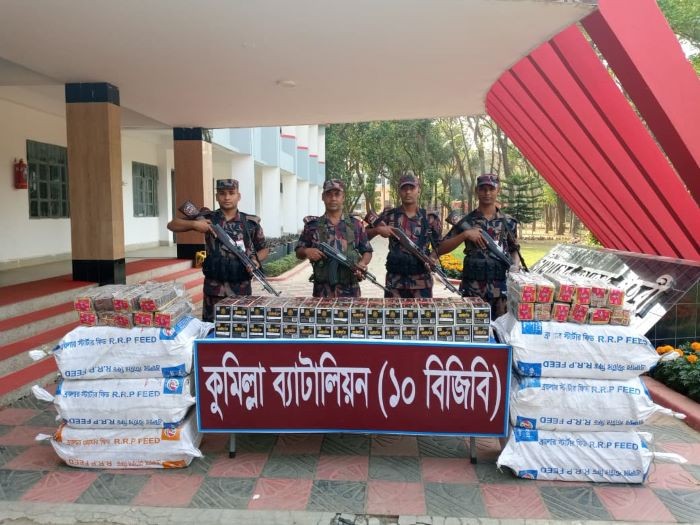 কুমিল্লায় বিজিবির অভিযানে ১ কোটি ৮ লাখ টাকার ভারতীয় মোবাইল ডিসপ্লে ও বাজি উদ্ধার