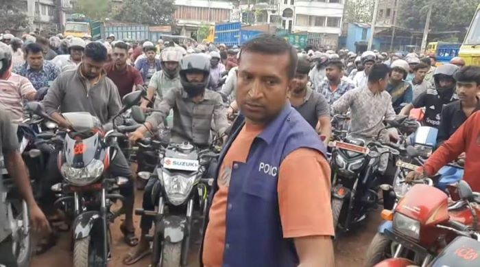 কালীগঞ্জে পেট্রোল পাম্পে মোটরসাইকেল চালকদের সাথে দুর্ব্যবহার, এএসআই ক্লোজড