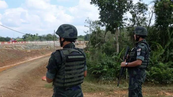 পুলিশের ধাওয়া এড়াতে গিয়ে দুর্ঘটনা, মালয়েশিয়ায় ৯ বাংলাদেশি আটক