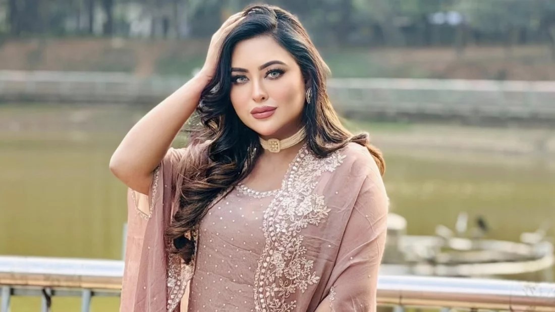 নায়কের ড্রাইভার পরিচয়ে কৌশলে নায়িকার ফোন চুরি