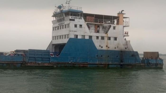 এক ঘণ্টা পর ফের সচল দৌলতদিয়া-পাটুরিয়া নৌরুটের ফেরি চলাচল