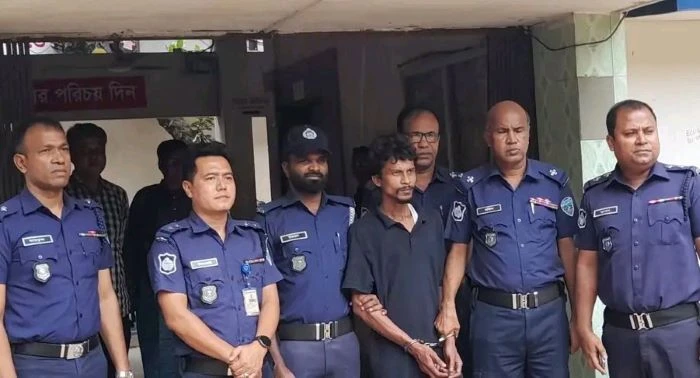 চট্টগ্রামে যাত্রী বেশে রিকশা ছিনতাই ও চালককে কুপিয়ে জখম করার ঘটনায় হামলাকারী গ্রেপ্তার, ধামা উদ্ধার