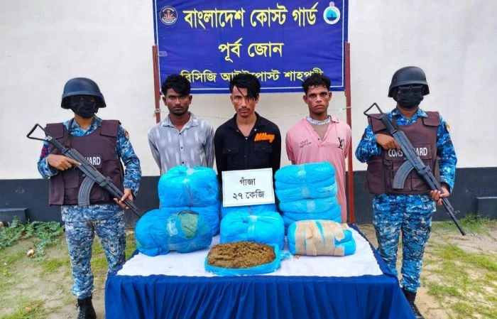টেকনাফে ২৭ কেজি গাঁজাসহ তিন মাদক কারবারি আটক